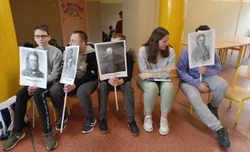 Bohaterowie Hymnu na lekcji historii w świetlicy szkolnej.