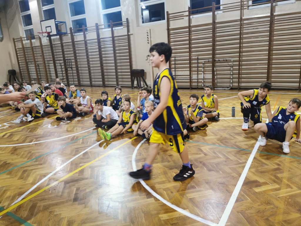 1 grudnia uczniowie uczestniczyli w Mistrzostwach Szkoły Podstawowej nr 2 w koszykówki 3x3. Zawodnicy rywalizowali w trzech kategoriach wiekowych (klasy 2-4, 5-6 i 7-8). W zawodach uczestniczyło 13 zespołów.