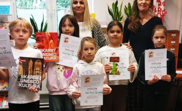 MISTRZOWIE ALFABETU Z PATRONEM SZKOŁY W TLE