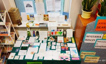 „KSIĄŻKOWE SKARBY” 
- wystawa rzeczy, które czytelnicy zostawili w książkach.
