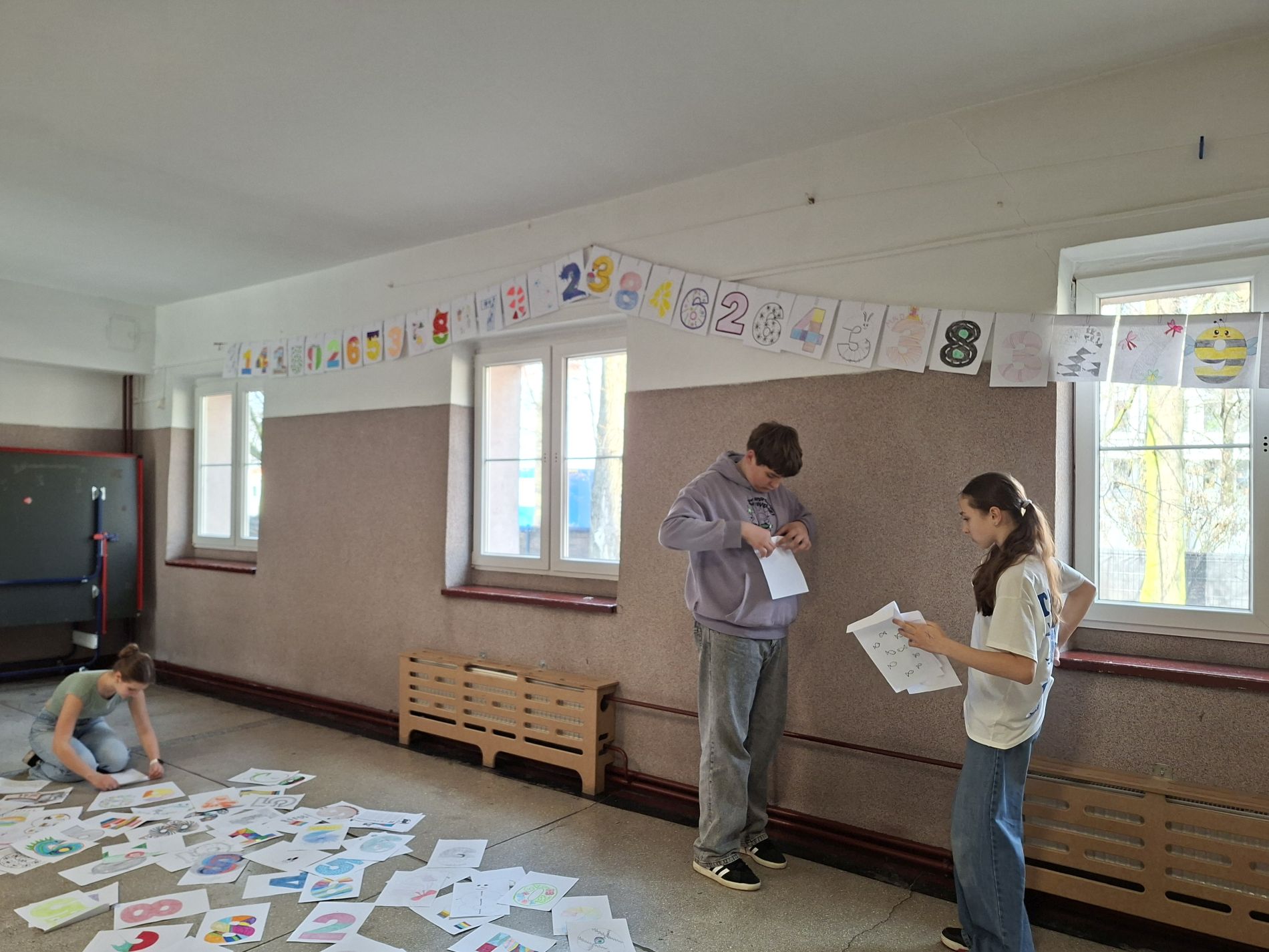 rozwieszanie prac plastycznych