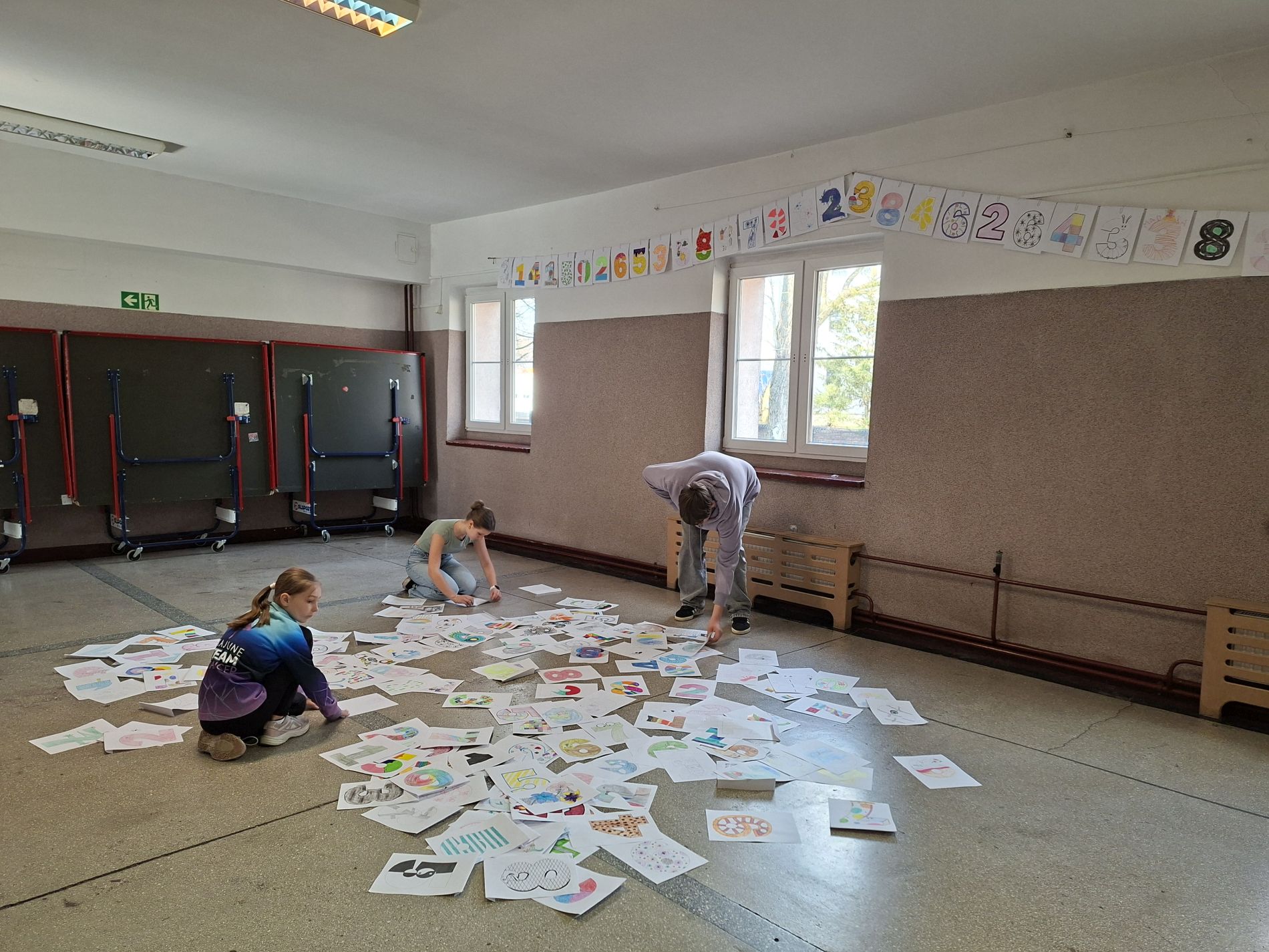 rozwieszanie prac plastycznych