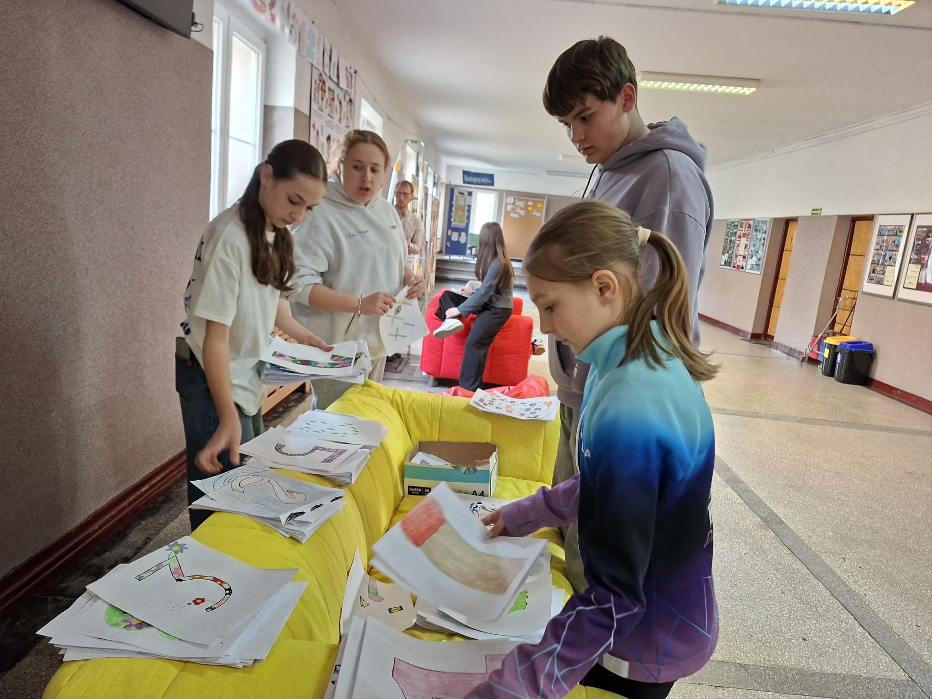 rozwieszanie prac plastycznych